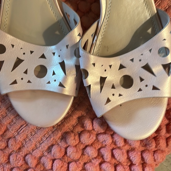 sonata 7 1/2 heeled shoes a nudeish peachish in color bran new never worn - Picture 11 of 11